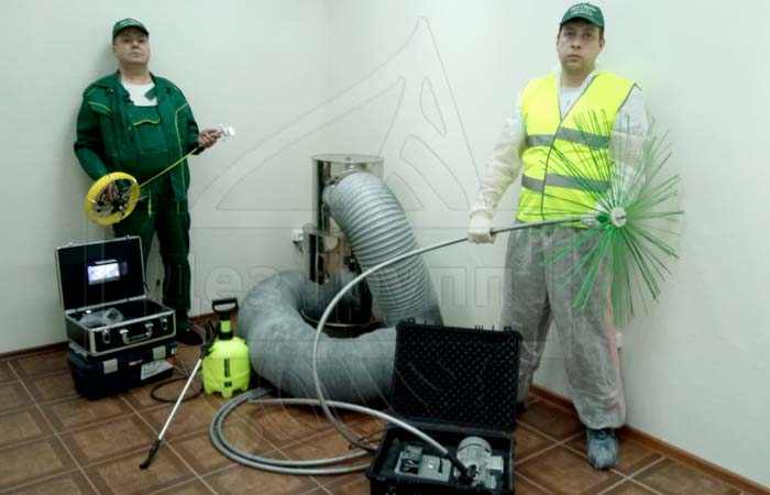 Оборудование сотрудников СЭС для очистки вентиляции
