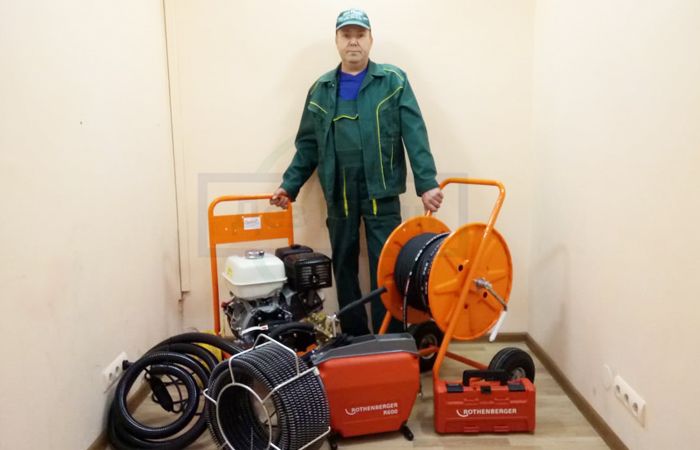 Прочистка канализации: устранение засоров в частном доме в Москве